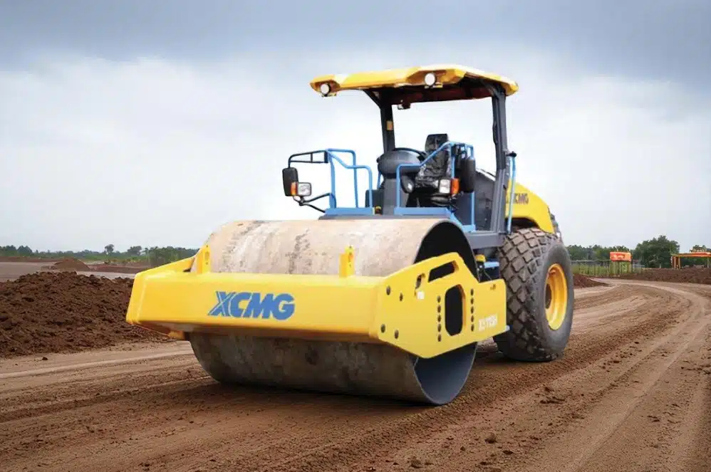 Road compactor photo 1